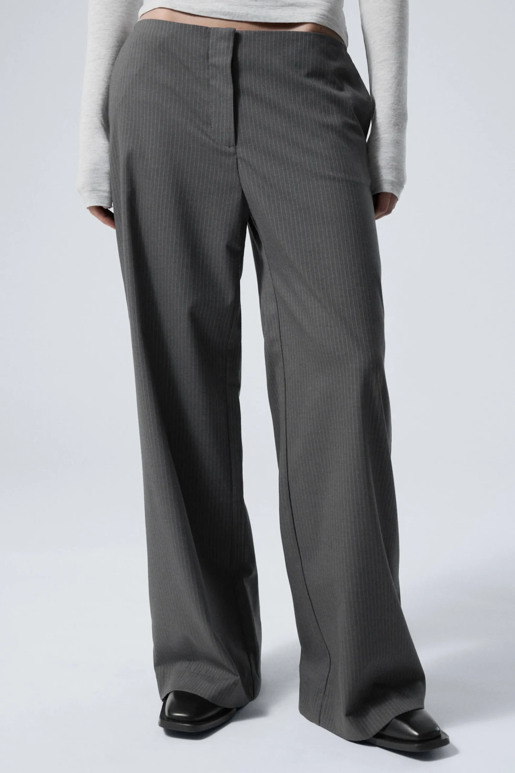 Weekday CUT-OFF WAISTBAND SUITING TROUSERS striped dark grey Hot