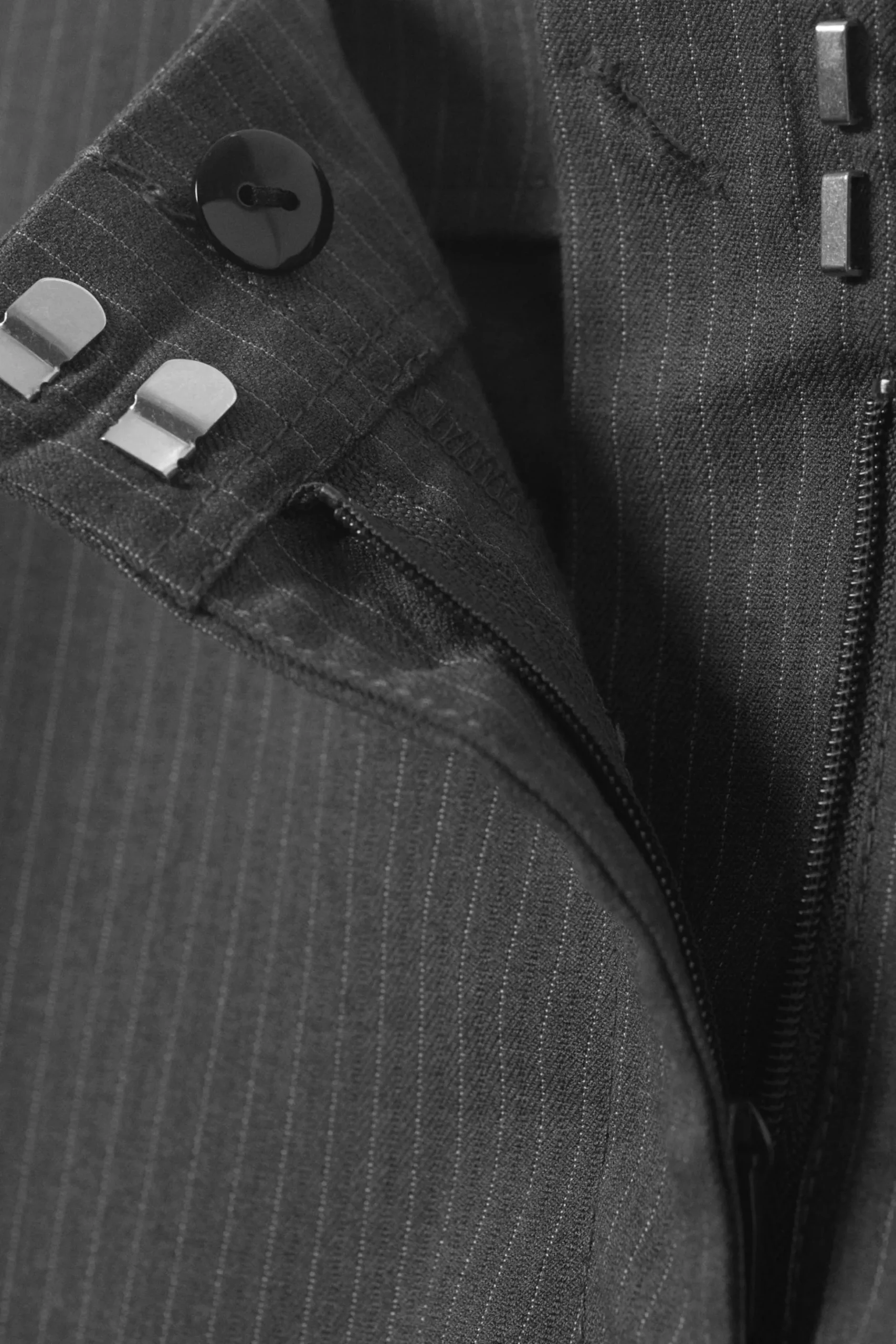 Weekday CUT-OFF WAISTBAND SUITING TROUSERS striped dark grey Hot