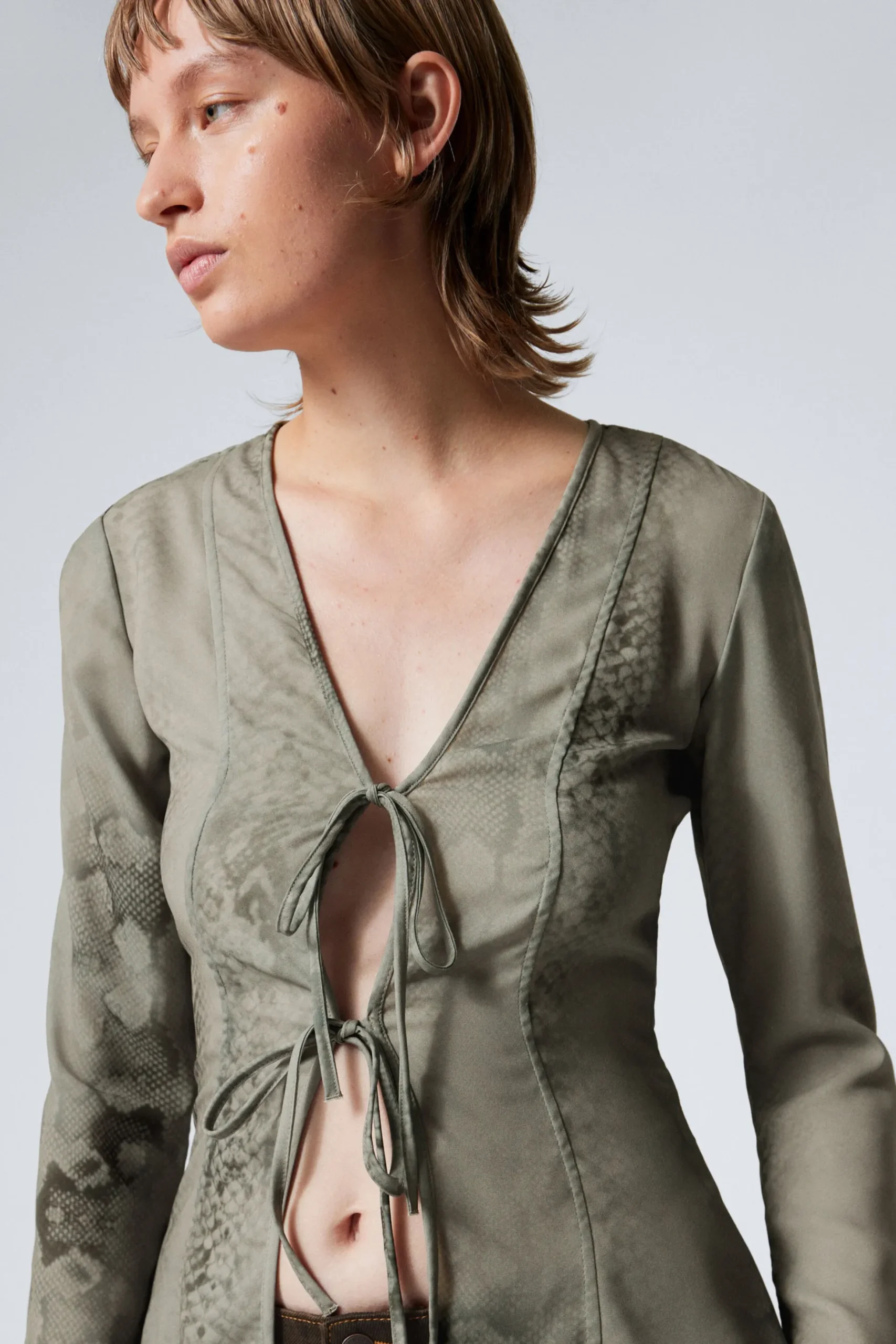 Weekday LONG SLEEVE TIE BLOUSE dusty mole snake print Sale