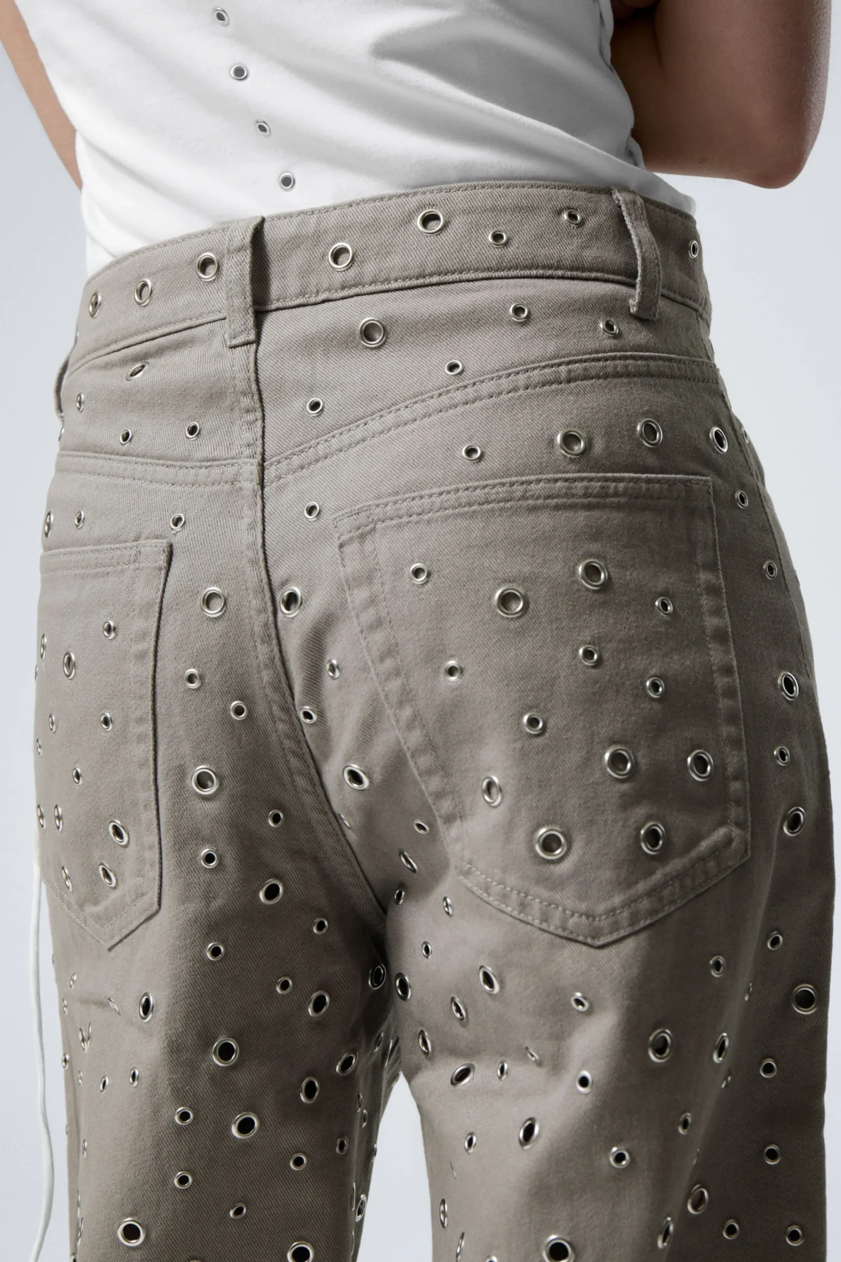 Weekday LOW WAIST LOOSE WIDE LEG EYELET TWILL TROUSERS dusty mole Cheap