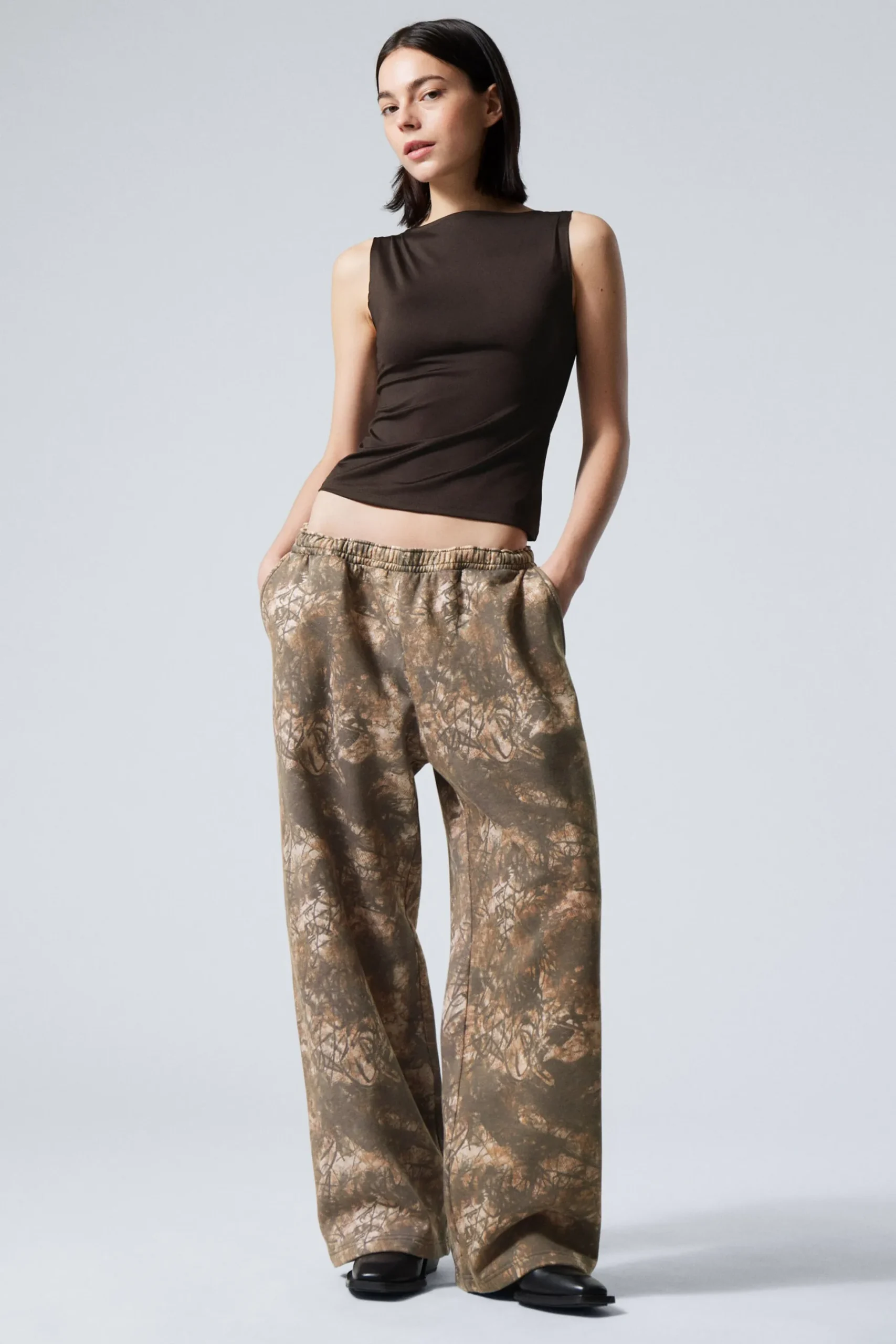 Weekday PRINTED LOOSE FIT SWEATPANTS khaki woodland Best
