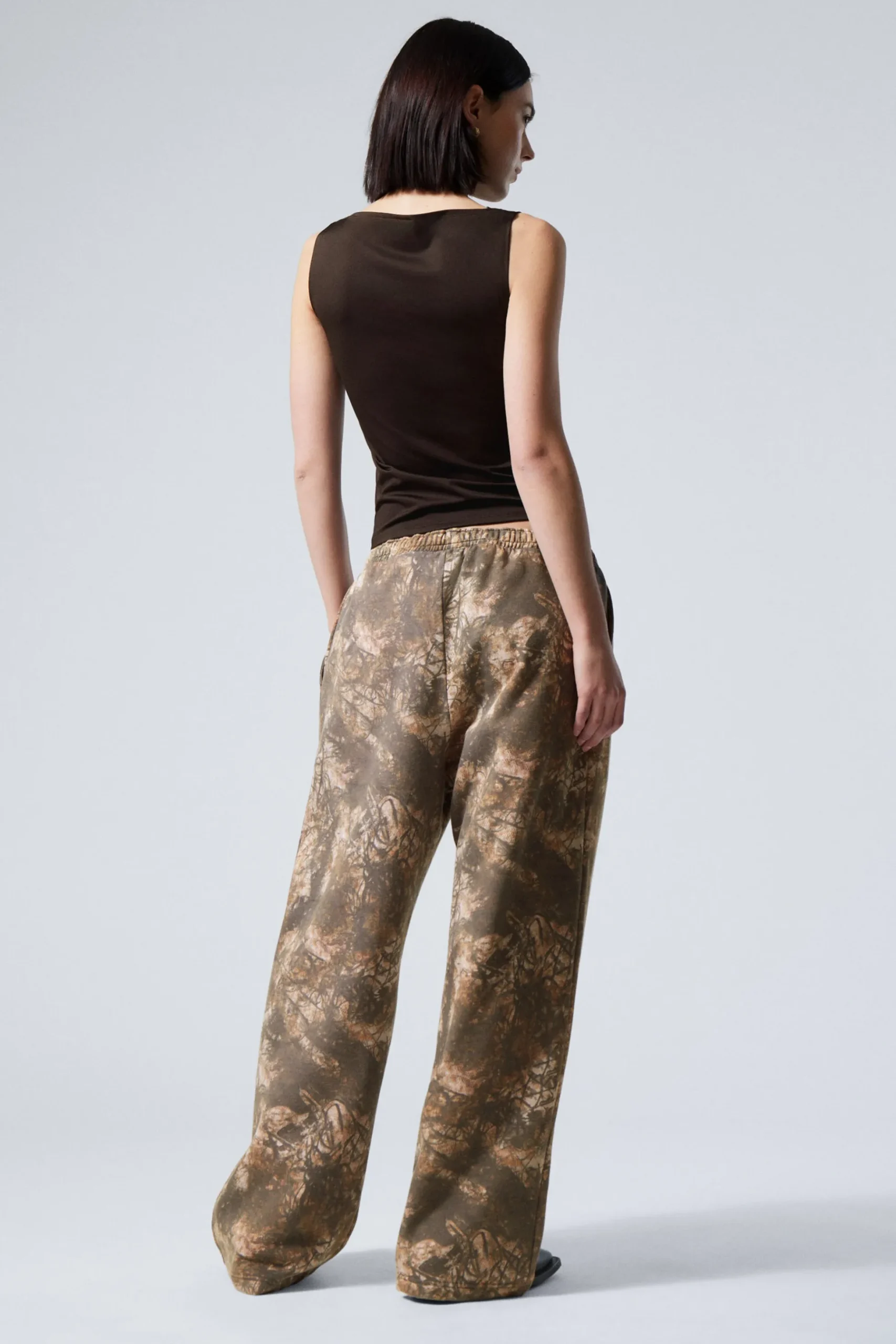 Weekday PRINTED LOOSE FIT SWEATPANTS khaki woodland Best