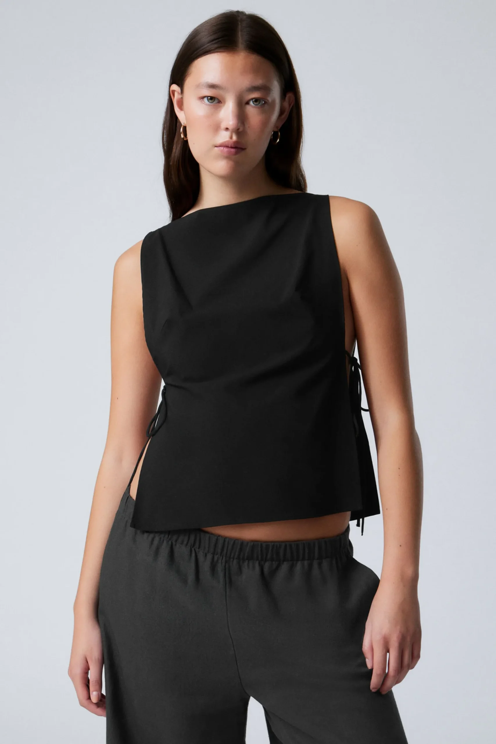 Weekday SLEEVELESS BOAT-NECK TIE TOP black Store