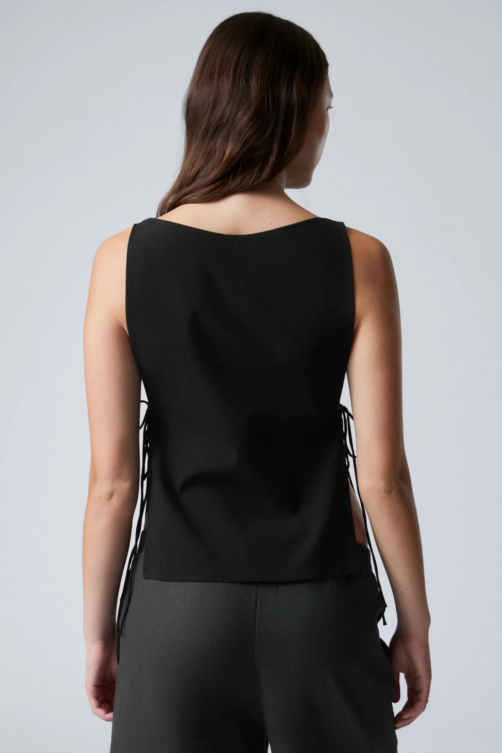 Weekday SLEEVELESS BOAT-NECK TIE TOP black Store