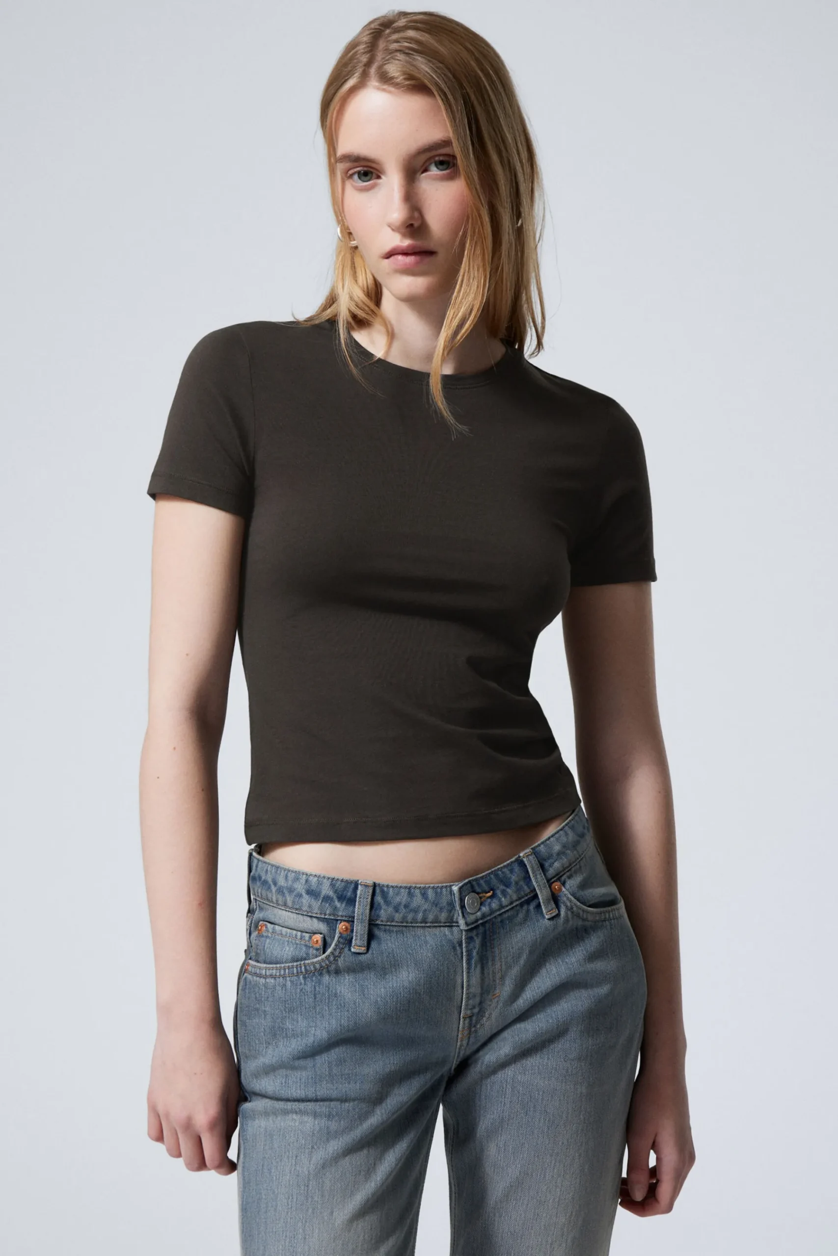 Weekday SLIM FITTED T-SHIRT dark brown Best