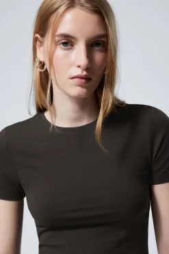 Weekday SLIM FITTED T-SHIRT dark brown Best
